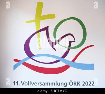 Karlsruhe, Deutschland. 07th Dez 2021. Ein Logo für die Versammlung des Ökumenischen Rates der Kirchen 11th, aufgenommen in der Evangelischen Kirche in Baden. Die Veranstaltung findet 2022 in Karlsruhe statt. (To dpa 'Karlsruhe bereitet sich auf das größte christliche Treffen der Welt vor') Quelle: Uli Deck/dpa/Alamy Live News Stockfoto