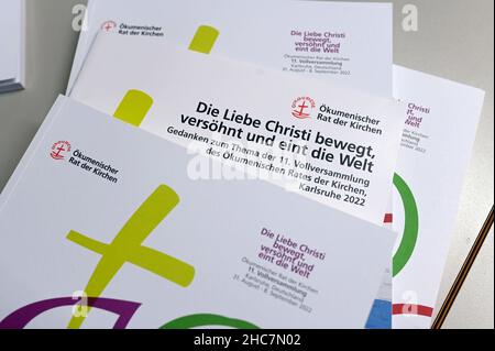 Karlsruhe, Deutschland. 07th Dez 2021. Informationsmaterial zur Versammlung des Ökumenischen Rates der Kirchen 11th ist in der Evangelischen Landeskirche in Baden zu sehen. Die Veranstaltung findet 2022 in Karlsruhe statt. (To dpa 'Karlsruhe bereitet sich auf das größte christliche Treffen der Welt vor') Quelle: Uli Deck/dpa/Alamy Live News Stockfoto