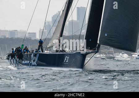 Sydney Harbour, Sydney, Australien. 26th Dez 2021. Rolex Sydney Hobart Yacht Race; BLACK JACK mit Skipper von Mark Bradford Machen Sie einige Anpassungen nach der Statistik des Rennens Credit: Action Plus Sports/Alamy Live News Stockfoto