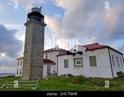 Leuchtturm in Jamestown, Rhode Island, in der Dämmerung, gegen einen blauen Himmel mit einigen weißen Wolken -07 Stockfoto