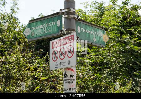 Marlow, Großbritannien - 19. Juli 2021: Fingerpost markiert den Thames Path entlang der Strecke zwischen Marlow und Bourne an einem sonnigen Sommernachmittag in Buckinghamshire. Stockfoto