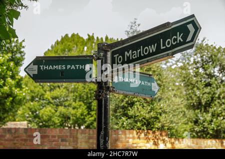 Marlow, Großbritannien - 19. Juli 2021: Fingerpost-Schild zeigt die Richtung des Thames Path-Fußweges neben Marlow Lock in Buckinghamshire an einem sonnigen Sommer Stockfoto