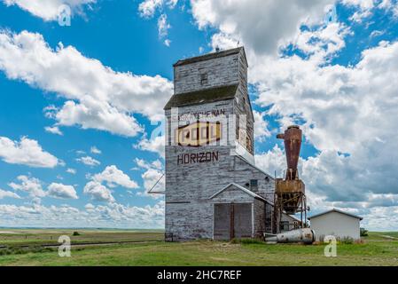 Horizon, Saskatchewan, Kanada - 18. Juli 2020: Der verlassene Weizenpool-Getreideaufzug in der Geisterstadt Horizon, Saskatchewan, Kanada Stockfoto