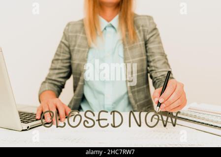 Inspiration mit Schild geschlossen Jetzt. Wort für ein Unternehmen, das seinen Handel vor allem für einen kurzen Zeitraum eingestellt hat und so die Einführung von New Hires Company vorstellt Stockfoto