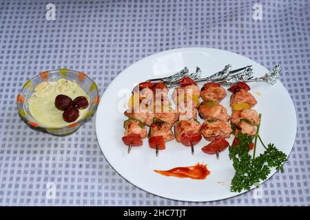 Türkischer Chicken Kebab mit Paprika, Tomaten und Petersilie. Stockfoto