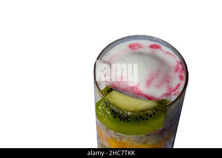 Es gibt kein Dessert, das besser ist als cremiger Pudding, wenn er auf die Zunge gegeben wird. Stockfoto