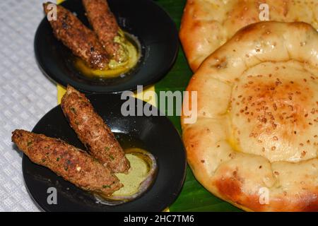 Der berühmte Qureshi Kebab in Delhi zusammen mit Minzchutney. Stockfoto