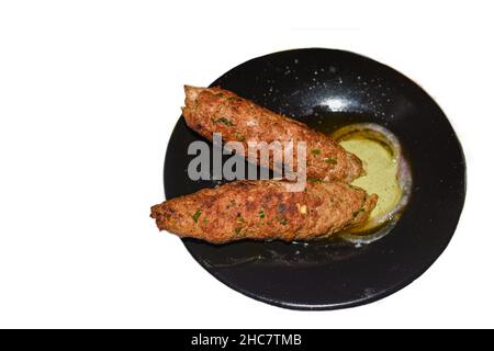 Der berühmte Qureshi Kebab in Delhi zusammen mit Minzchutney. Stockfoto
