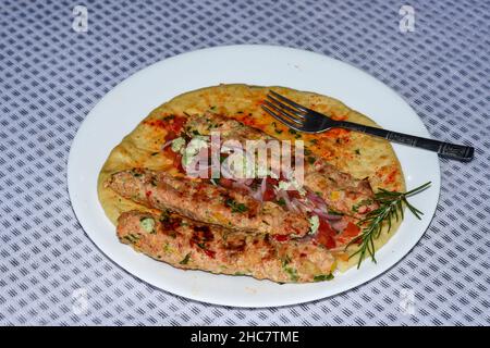 Türkisches Huhn Adana Kebab mit türkischem Naan und Salat. Stockfoto