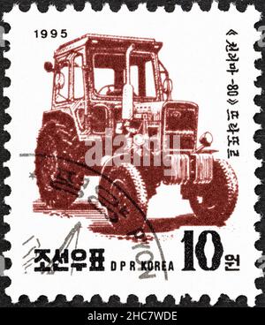 NORDKOREA - UM 1995: Eine in Nordkorea gedruckte Marke aus der 'Machines'-Ausgabe zeigt den Traktor Chollima 80, um 1995. Stockfoto