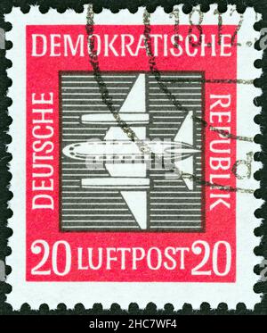 DEUTSCHE DEMOKRATISCHE REPUBLIK - UM 1957: Eine in Deutschland gedruckte Marke aus der 'Airmail'-Ausgabe zeigt Flugzeuge, um 1957. Stockfoto