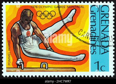 GRENADINEN VON GRENADA - UM 1976: Eine in Grenada gedruckte Marke aus der Ausgabe 'Olympic Games, Montreal' zeigt Pommel Horse, um 1976. Stockfoto