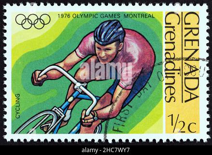 GRENADINEN VON GRENADA - UM 1976: Eine in Grenada gedruckte Marke aus der Ausgabe 'Olympic Games, Montreal' zeigt Cycling, um 1976. Stockfoto