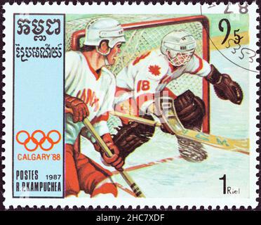 KAMPUCHEA - UM 1987: Eine in Kampuchea gedruckte Briefmarke aus der Ausgabe 'Winter Olympic Games, Calgary 1988' von 1st zeigt Eishockey, um 1987. Stockfoto