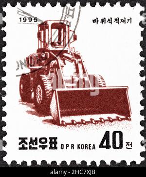 NORDKOREA - UM 1995: Eine in Nordkorea gedruckte Marke aus der 'Machines'-Ausgabe zeigt Earth Mover, um 1995. Stockfoto