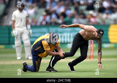 Melbourne Cricket Ground, Melbourne, Australien. 26th Dez 2021. The Ashes 3rd Test Day 1 Cricket, Australien gegen England; Ein Mann mit Anti-Impfstoff-Mandatsmeldungen auf seinem Körper läuft während des Spiels auf das MCG-Spielfeld, was zu einer Verzögerung führt Credit: Action Plus Sports/Alamy Live News Stockfoto