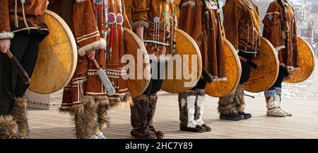 Volksensemble-Auftritt in der Kleidung der Ureinwohner Kamtschatkas. Stockfoto