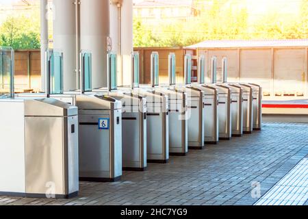 Drehkreuze zur Präsentation und zum Scannen von Fahrkarten auf dem Bahnsteig des öffentlichen Schienenverkehrs Stockfoto