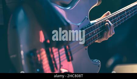Nahaufnahme eines Mannes, der die Bassgitarre spielt. Stockfoto