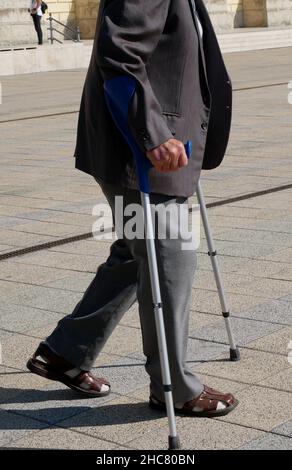 Alter Mann mit Spaziergänger auf der Straße Stockfoto
