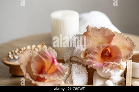 Spa-Komposition mit thailändischen Orchideenblüten und Badaccessoires. Stockfoto