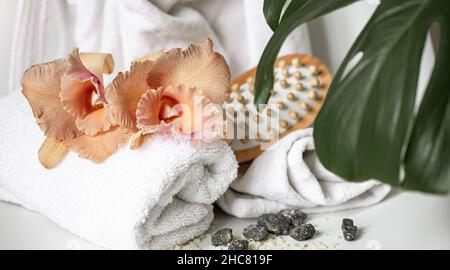 Spa-Komposition mit Badaccessoires und thailändischen Orchideenblüten. Stockfoto