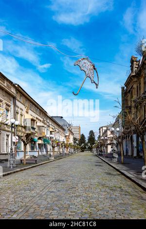 Braila, Rumänien-1. Mai 2021: Foto der wunderschön dekorierten, gepflasterten Fußgängerzone im Zentrum von Braila, am ersten Ostertag Stockfoto