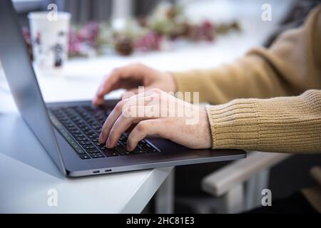 Nahaufnahme der männlichen Hände arbeiten an einem Laptop. Stockfoto