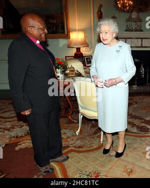 Foto der Akte vom 20/11/13 von Reverend Desmond Tutu während einer Audienz mit Königin Elizabeth II. Im Buckingham Palace im Zentrum von London. Desmond Tutu, der mit dem Friedensnobelpreis ausgezeichnete Aktivist für Rassengerechtigkeit und LGBT-Rechte, ist im Alter von 90 Jahren verstorben. Seit 2015 war er mehrere Male im Krankenhaus behandelt worden, nachdem er 1997 mit Prostatakrebs diagnostiziert worden war. Ausgabedatum: Sonntag, 26. Dezember 2021. Stockfoto