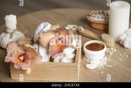 Spa-Komposition mit thailändischen Orchideenblüten und Badaccessoires. Stockfoto