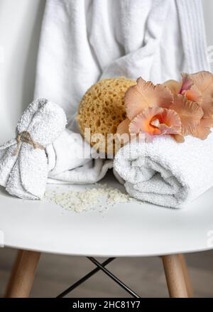 Spa-Komposition mit Badaccessoires und thailändischen Orchideenblüten. Stockfoto