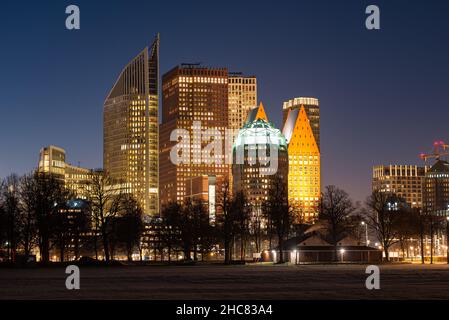 Detaillierte Nachtansicht der Skyline von Den Haag, in der Nähe des Hauptbahnhofs, vom Park Malieveld im Zentrum der Stadt aus gesehen. Stockfoto