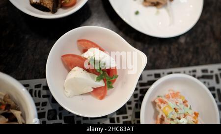 Buffet-Restaurant mit Tomate und Mozzarella Salat InterContinental Bangkok Espresso Cafe Stockfoto