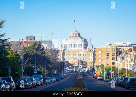 Perspektivischer Blick auf die Straße „Badhuisweg“, die zum berühmten Kurhaus Hotel am Strand des Badeortes Scheveningen, Holland führt. Stockfoto