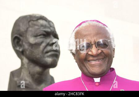 Aktenfoto vom 27/05/01 von Desmond Tutu, der neben einer Büste des ehemaligen südafrikanischen Präsidenten Nelson Mandela steht. Desmond Tutu, der mit dem Friedensnobelpreis ausgezeichnete Aktivist für Rassengerechtigkeit und LGBT-Rechte, ist im Alter von 90 Jahren verstorben. Seit 2015 war er mehrere Male im Krankenhaus behandelt worden, nachdem er 1997 mit Prostatakrebs diagnostiziert worden war. Ausgabedatum: Sonntag, 26. Dezember 2021. Stockfoto