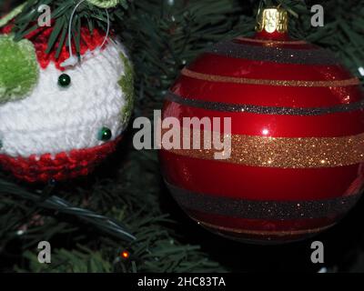 Weihnachten xmas Baum Glas handgemachte handgemachte handgemachte Ball Detail Stockfoto