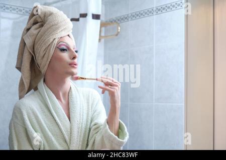 Ziehen Sie Queen Person Anwendung der Rouge auf die Wangen nach dem Duschen. Stockfoto