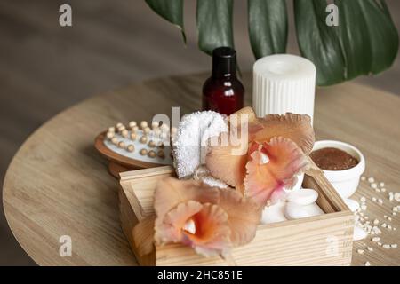 Spa-Komposition mit thailändischen Orchideenblüten und Badaccessoires. Stockfoto