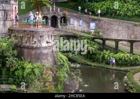 FUNCHAL, PORTUGAL - 24. AUGUST 2021: Das sind künstliche Bäche und ein zentraler See im Monte Tropical Park. Stockfoto