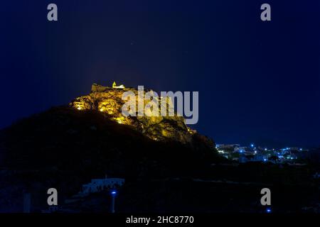 Das Schloss der Insel Kythira bei Griechenland in der Nacht, vom Dorf Kapsali aus gesehen. Die Burg Fortezza wurde im 13th. Jahrhundert erbaut, als Kythira domin war Stockfoto