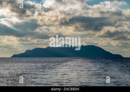 Die Insel Gorgona, Italien, unter einem dramatischen Himmel Stockfoto