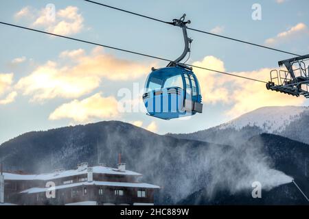 Bansko, Bulgarien Winterresort mit Skilift Gondelkabinen und Blick auf die Sonnenuntergänge Stockfoto