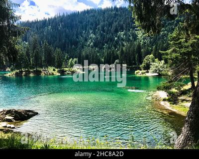Grünes und blaues Wasser des Caumasee in der Schweiz Stockfoto