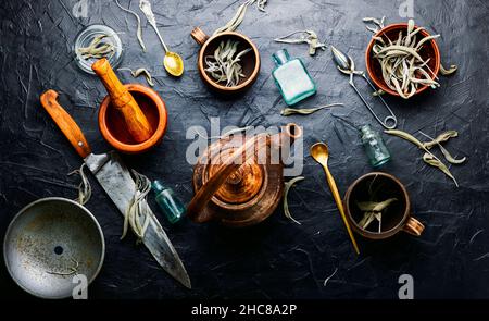 Kräutersalbei-Tee.trockenes Salbeiblatt.Kräutermedizin und Heilpflanzen. Stockfoto