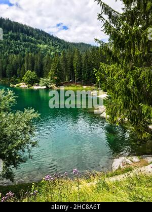 Schöner blauer und grüner Caumasee in der Schweiz Stockfoto