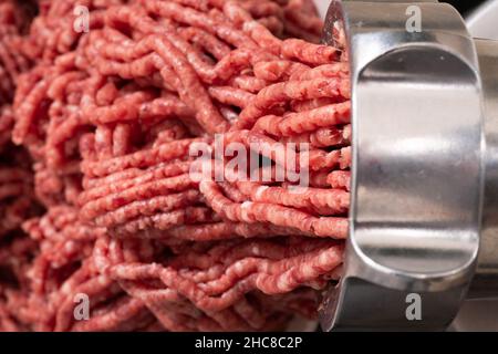 Hackfleisch aus dem modernen Elektroschleifer. Gesundes, frisches, hausgemachtes Hackfleisch. Selektiver Fokus Stockfoto