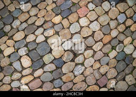 Altes abgerundetes Pflastersteinpflaster in der Altstadt von Freiburg im Breisgau, Baden-Württemberg, Deutschland Stockfoto
