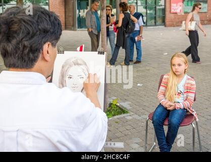 Toronto, Kanada - 1. Juli 2015: Kanadas Tagesaktivitäten im Hafengebiet von Toronto. Straßenkünstlerin zeichnet ein Porträt eines Mädchens auf einer Stadtstraße. Der ma Stockfoto