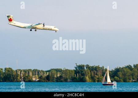 Toronto, Kanada - 1. Juli 2015:Air Canada Propellerflugzeug landet auf dem Porter Airport über dem Lake Ontario während der kanadischen Tagesfeier. Stockfoto