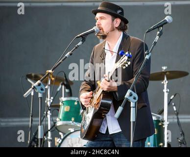 Toronto, Kanada - 1. Juli 2015: Arthur Renwick, ein Künstler der First Nation, spielt auf der Westjest-Bühne in Torontos Hafenfront während Kanadas Stockfoto